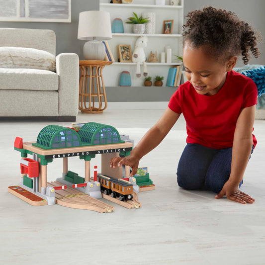 Fisher-Price Thomas et ses Amis Piste en Bois Coffret de Jeu Ramassage de Passagers à La Gare des Quatre Vents