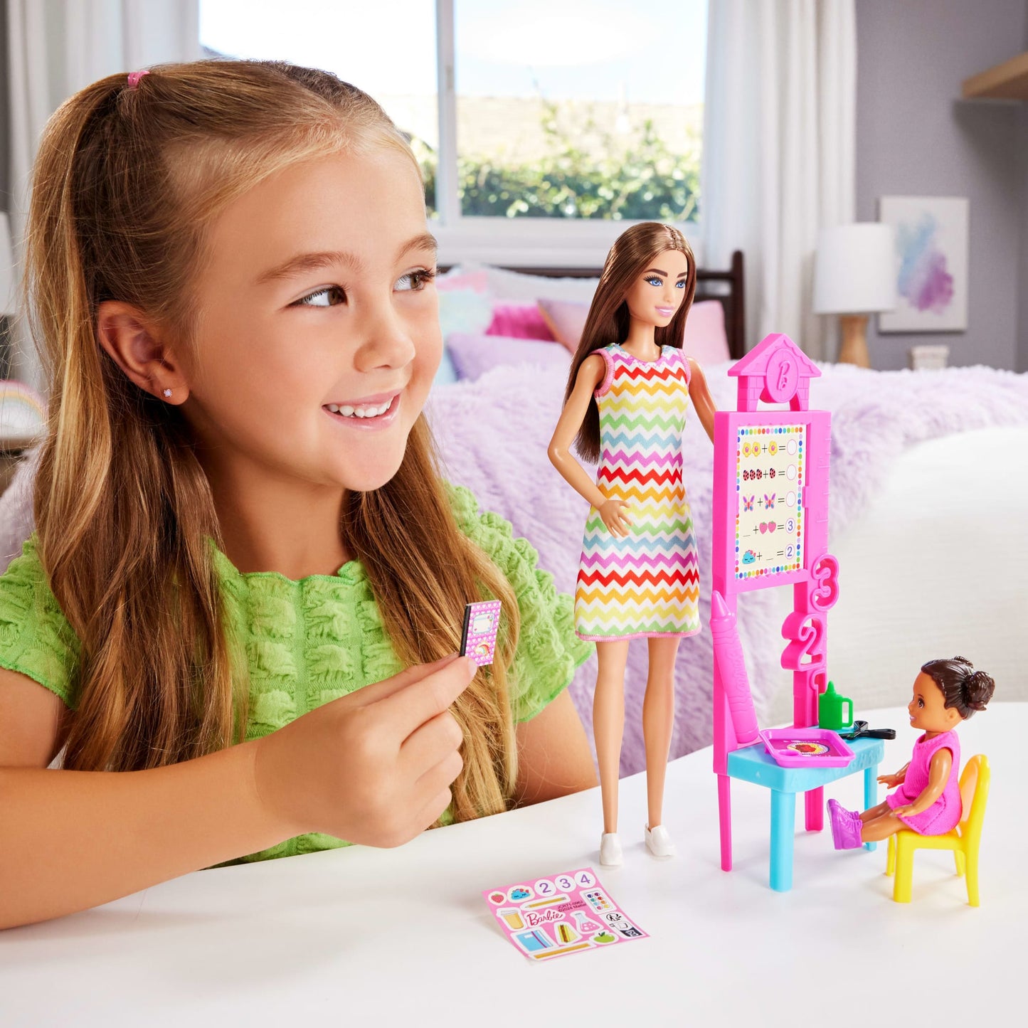 Barbie  Poupée  enseignante, Brunette, Tout-Petit et Accessoires