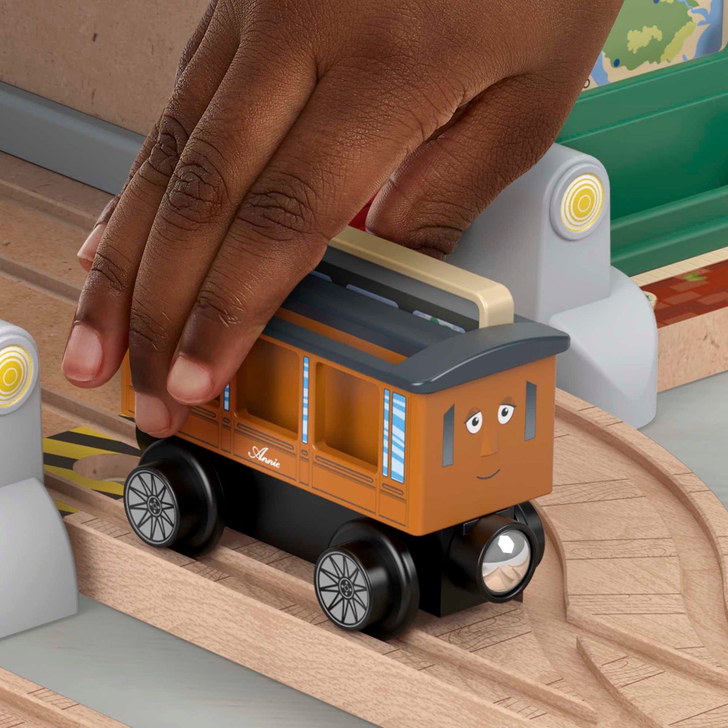 Fisher-Price Thomas et ses Amis Piste en Bois Coffret de Jeu Ramassage de Passagers à La Gare des Quatre Vents