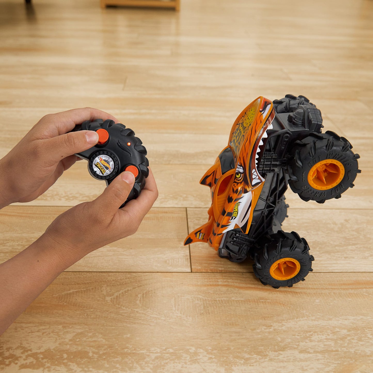 Hot Wheels Monster Trucks Vehículo a Control Remoto Tiger Shark Escala 1:24