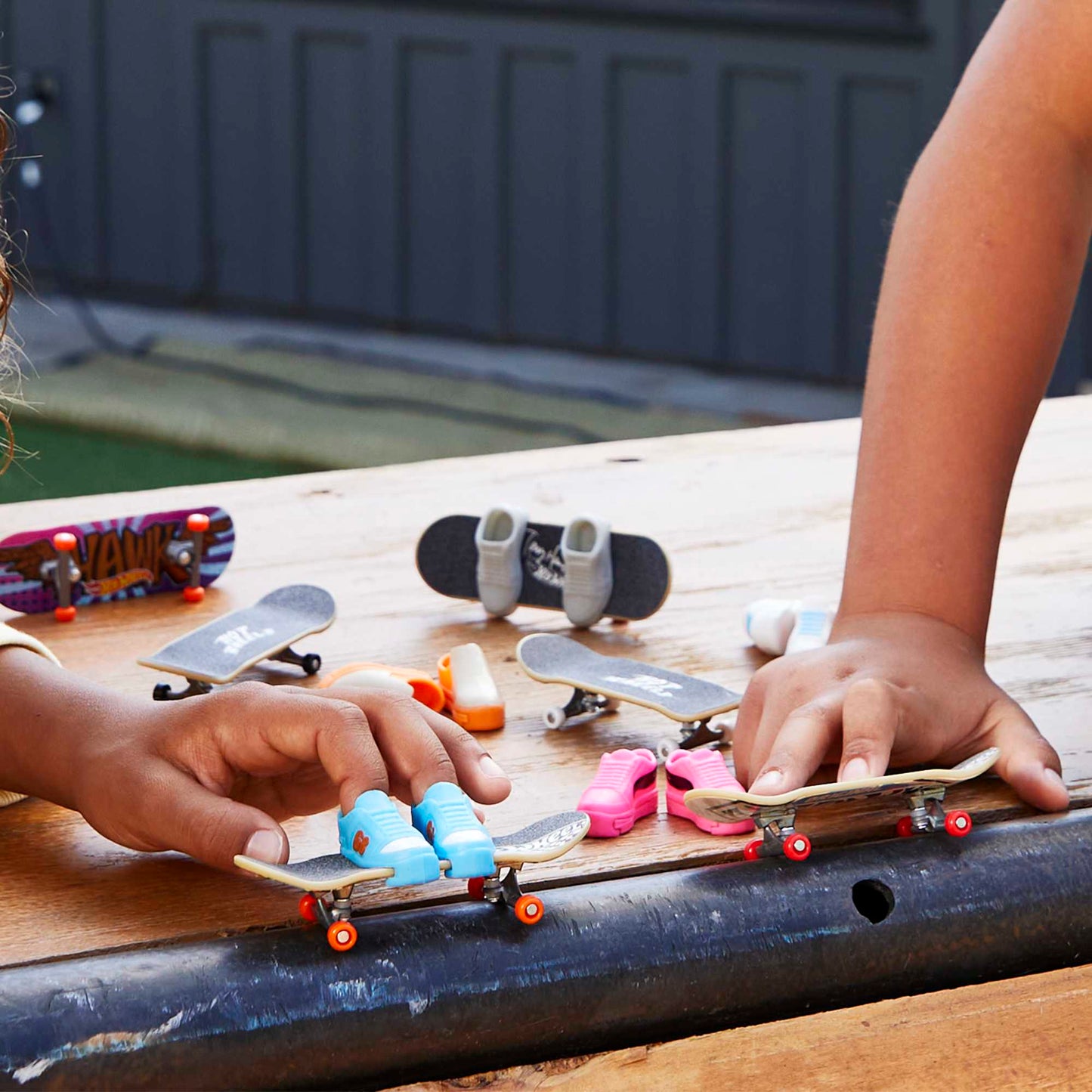 Hot Wheels Skate Vehículo de Juguete Patineta con Tenis Sorpresa