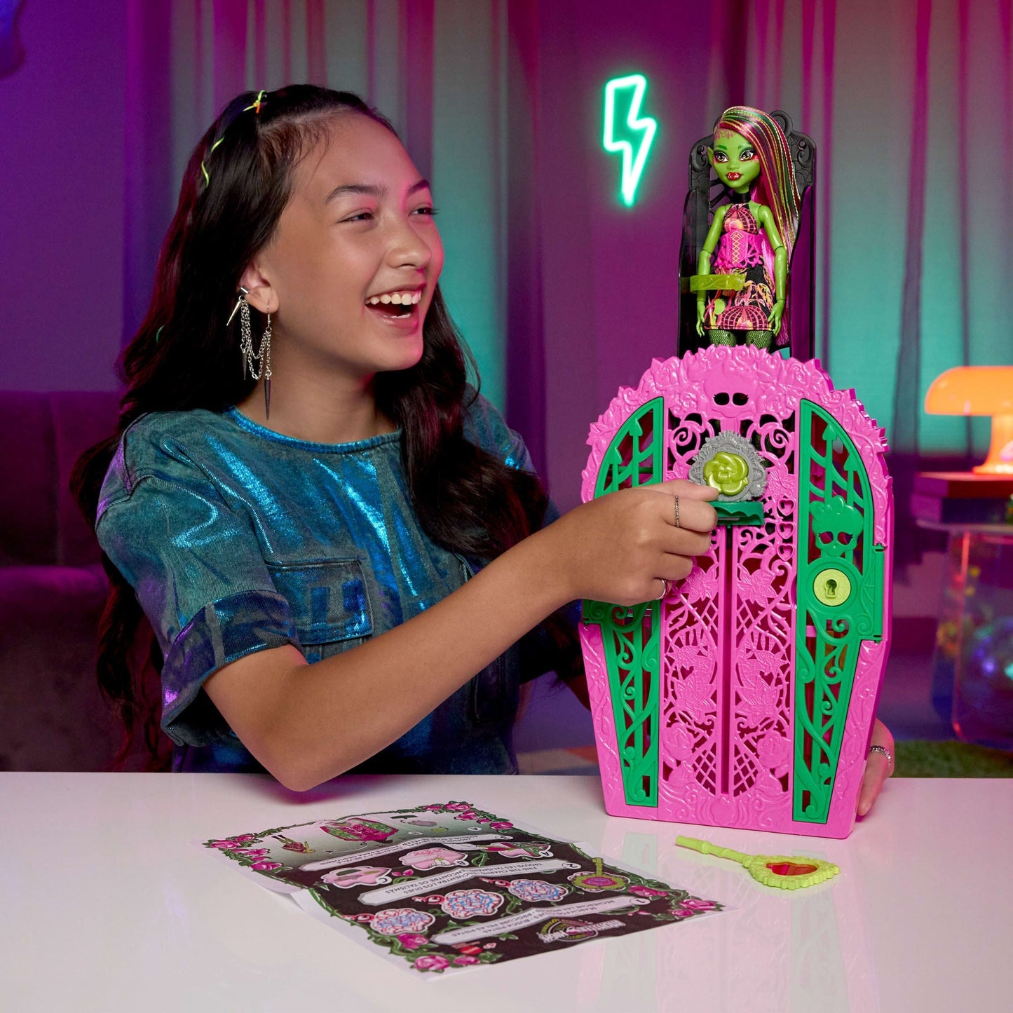 Monster High Skulltimate Secrets Garden Mysteries Playset, Venus Mcflytrap Doll With 19+ Surprises